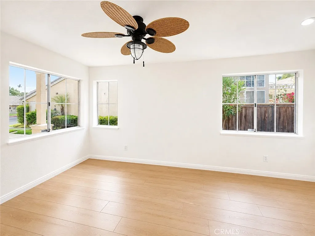 3 bed, 2.5 bath, 1356 sqft, $3,000 — Photo 2