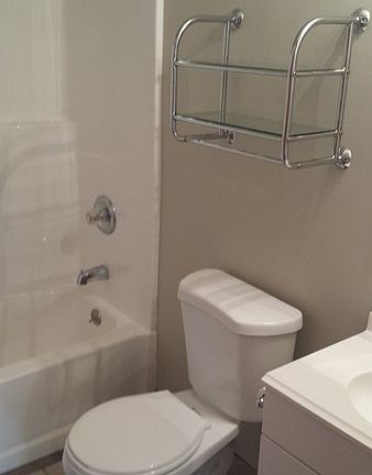 5th image of 13716 Hobart Ave