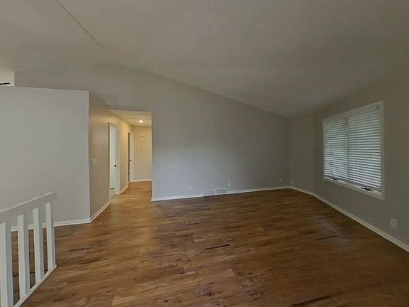 4th image of 804 Garrison Ct #1