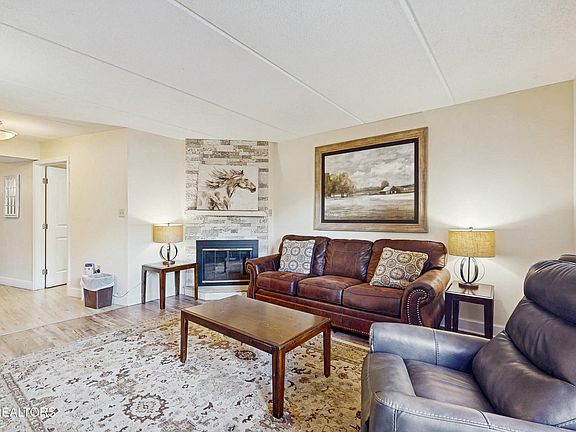 2nd image of 306 Baskins Creek Rd #105