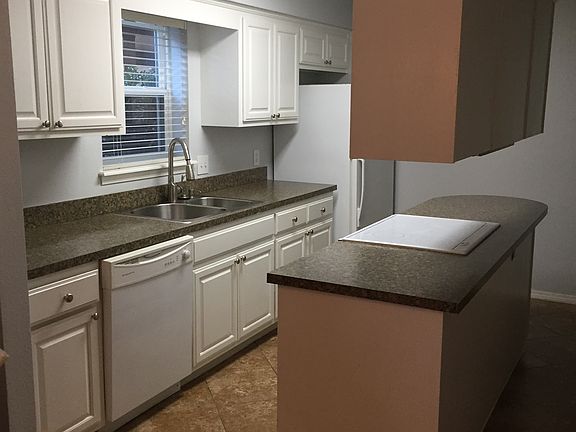 4th image of 2428 E Sweetbriar Dr