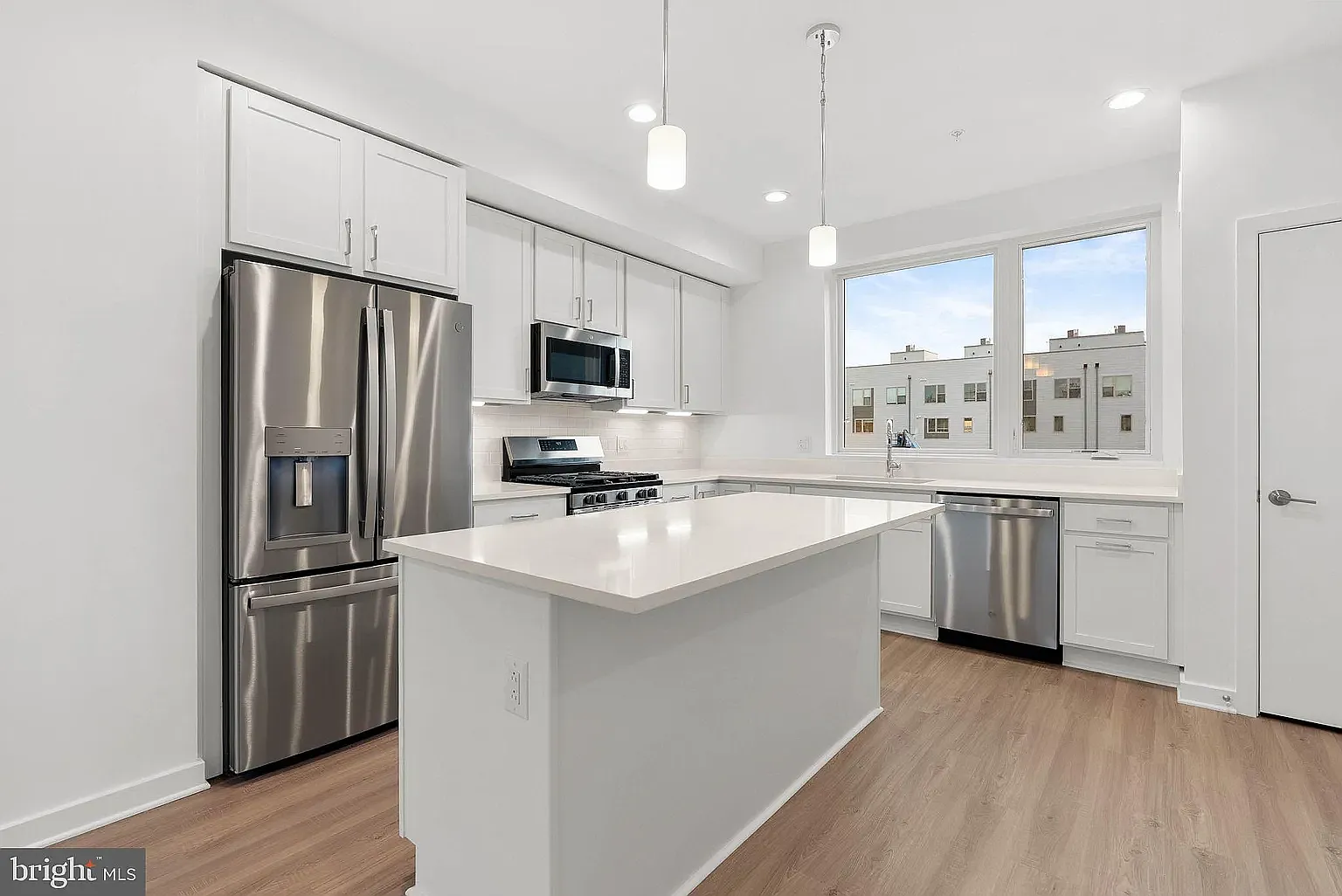 3 bed, 3.5 bath, 1883 sqft, $3,300 — Photo 1