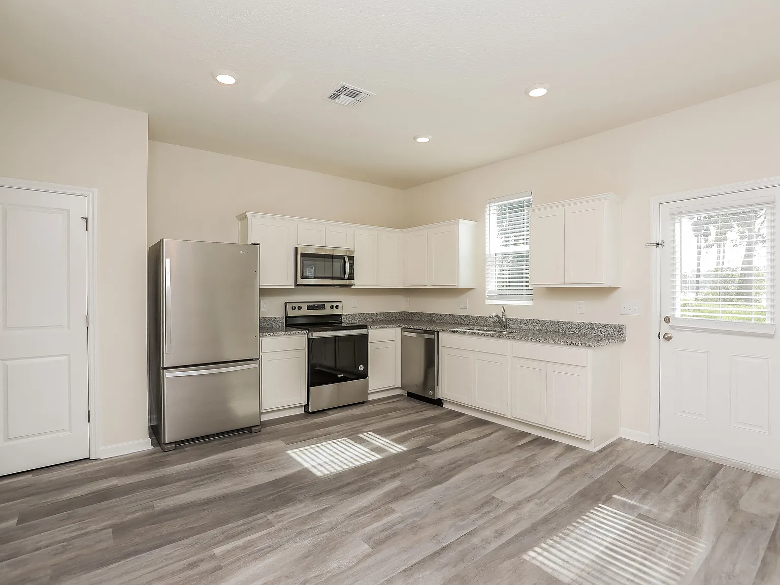 Lincoln Oaks — Photo 1