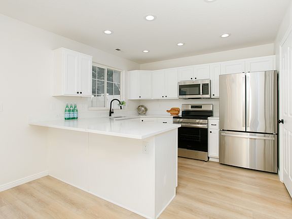 5th image of 1051 Sara Ln