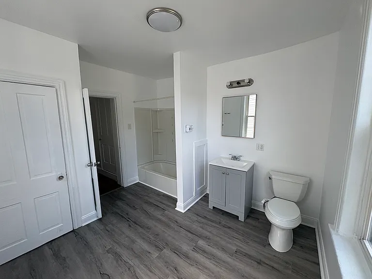 229 E Chestnut Apt 2 — Photo 9
