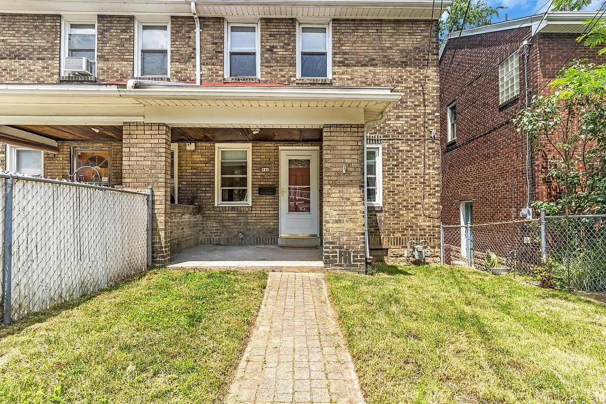 Exterior - 945 Mirror St
