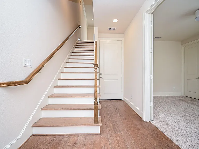 9546 London Bridge Sta — Photo 9