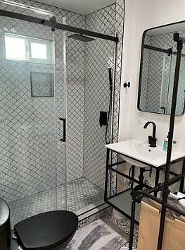 4th image of 828 Chapman Ave #1