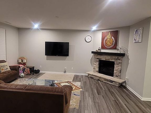 4th image of 5325 Veranda Dr
