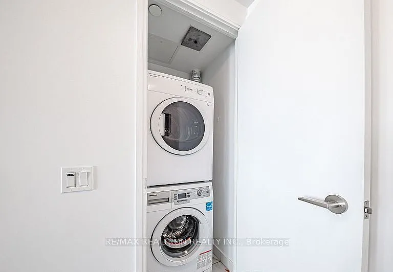181 Dundas St E #702 — Photo 4