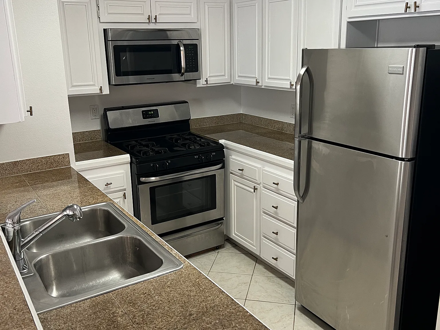 1443 Barry Ave — Photo 4