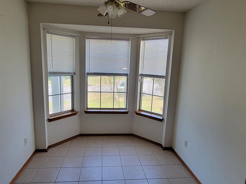 Bay Windows/Eat in kitchen