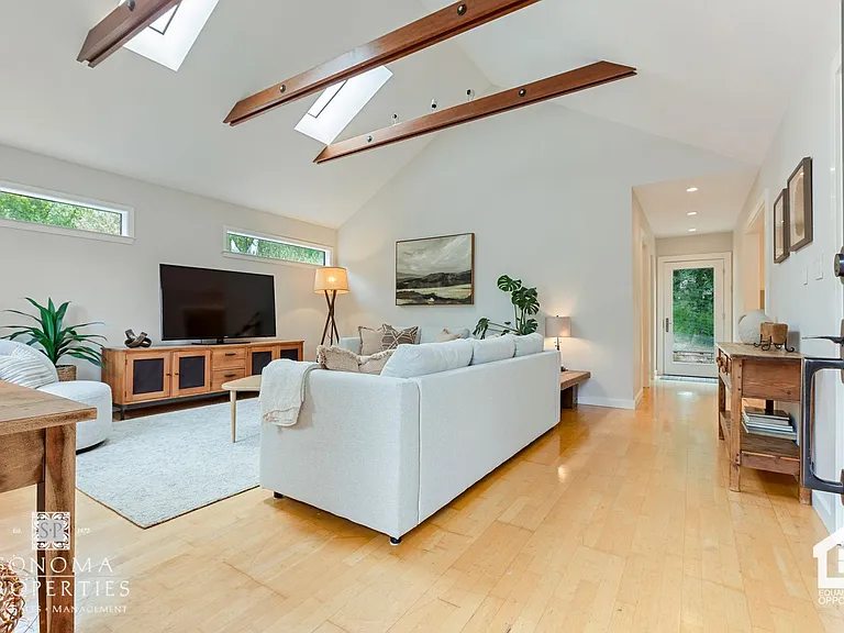 754 E Thomson Ave — Photo 2