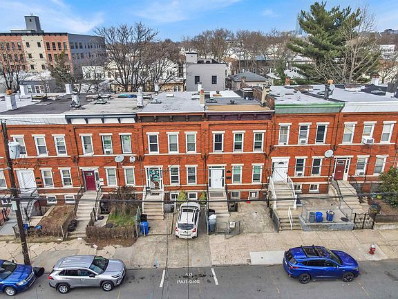 3rd image of 326 Ege Ave