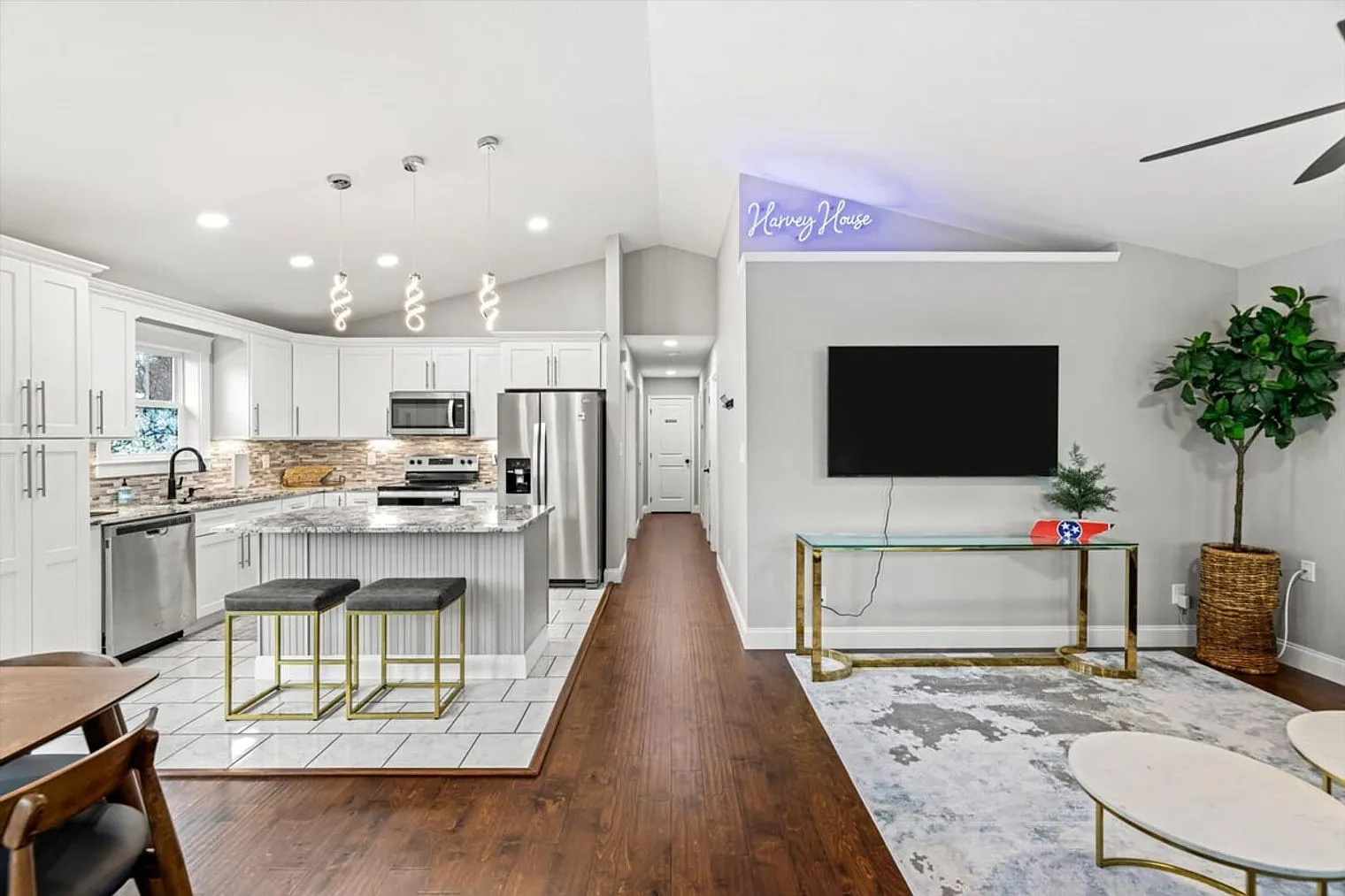 3 bed, 2.0 bath, 1140 sqft, $3,870 — Photo 1