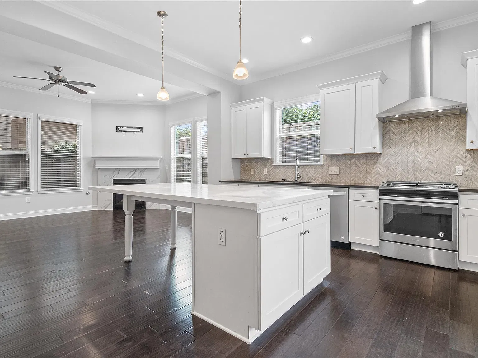 3 bed, 2.5 bath, 1964 sqft, $2,400 — Photo 2