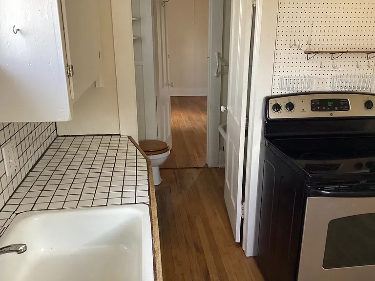 649 University Ave — Photo 10