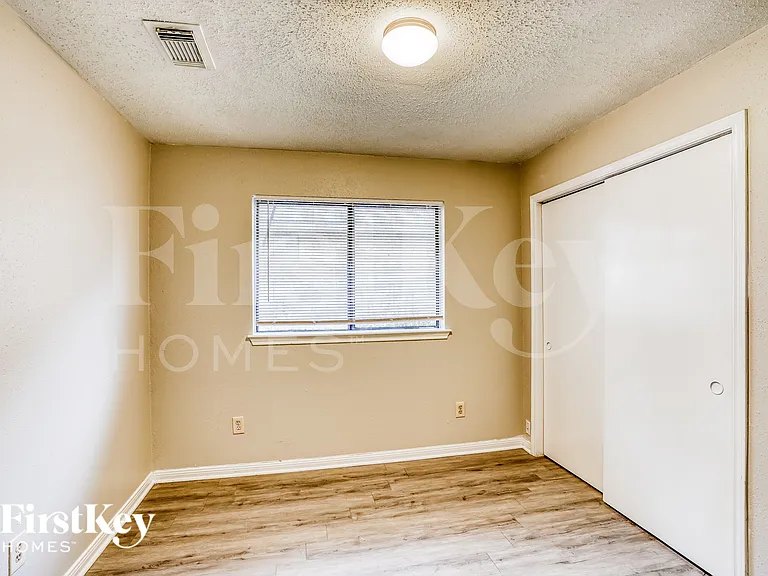 1055 Margate Dr — Photo 14