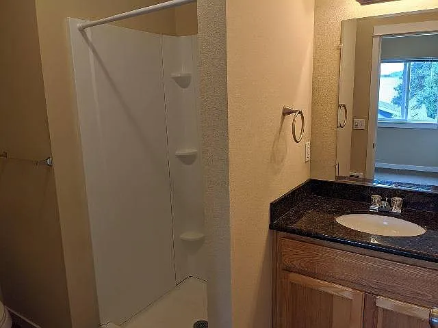 1354 High st #1 - Full Bath on 3rd Floor 1354 High st #1 - Full Bath on 3rd Floor