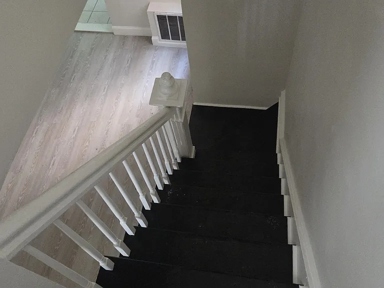 241 1/2 Hawthorne Ave — Photo 8