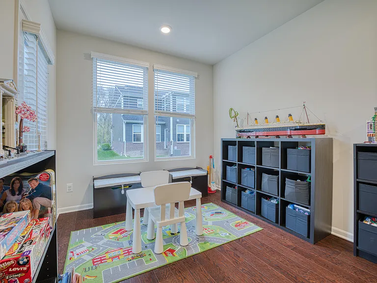 2832 Fairgrove Cres — Photo 9
