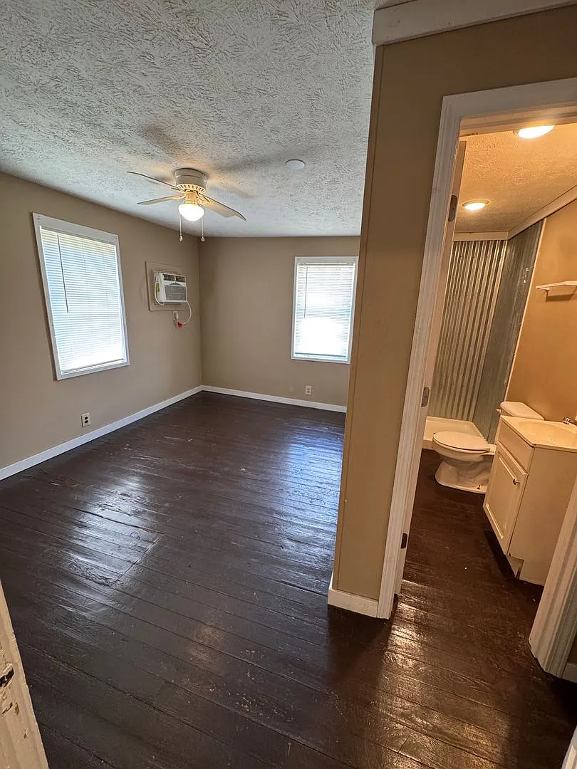 717 Washington St **Move In Special** — Photo 2