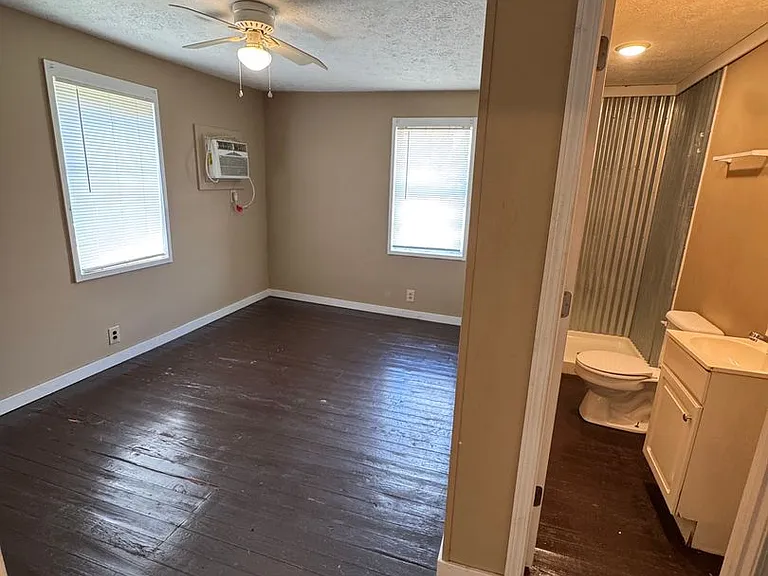 717 Washington St NW — Photo 2