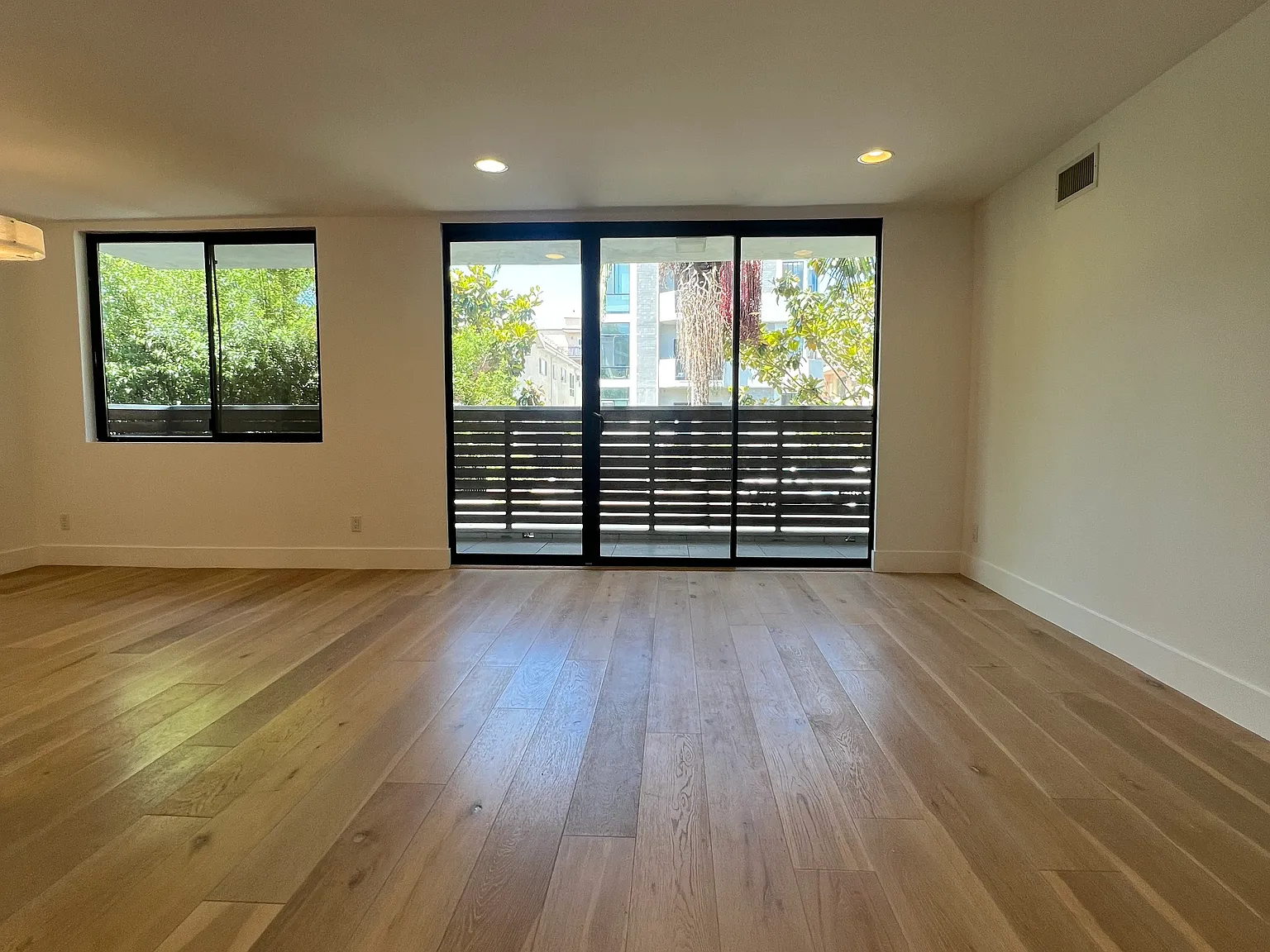 2 bed, 1200 sqft, $4,400 — Photo 3