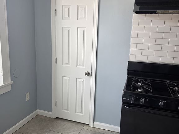 4th image of 300-301 Lyons Ave #7