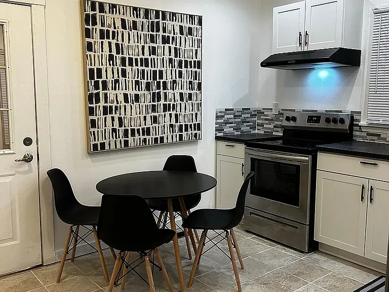 519 S Albany St #B — Photo 6