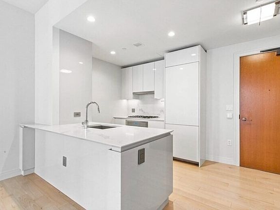 3rd image of 135 Seaport Blvd Unit 1711
