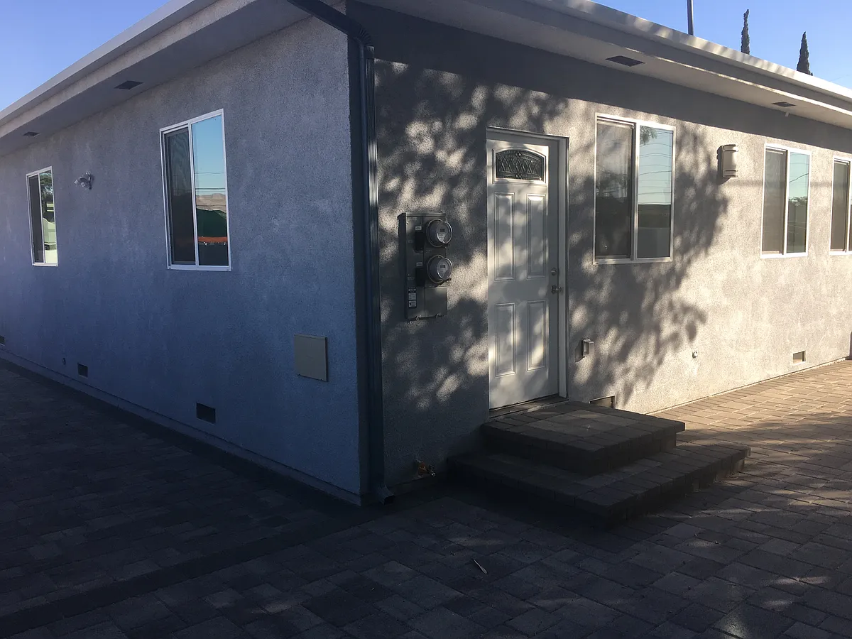 Building Photo - 6733 Kraft Ave