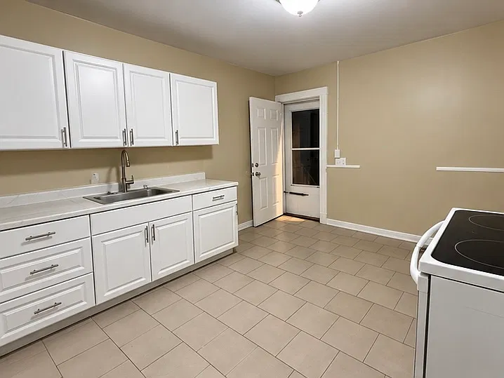 3 bed, 1043 sqft, $2,200 — Photo 1