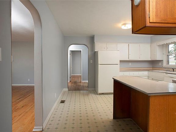 4th image of 8305 S Snyder Ave
