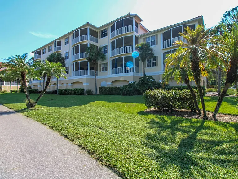 4853 Hampshire Ct #107 — Photo 4