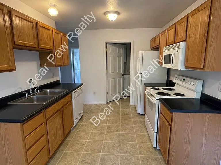 1218 Taft Ave — Photo 3