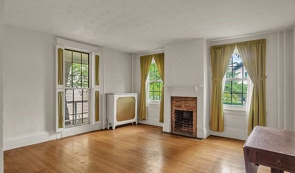 4th image of 41 Linden St