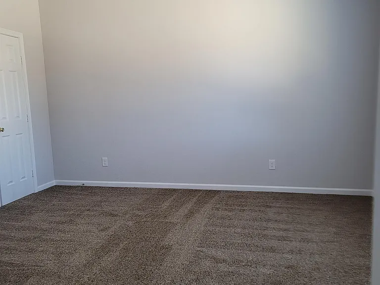 Master Bedroom w/ensuite (Upstairs)