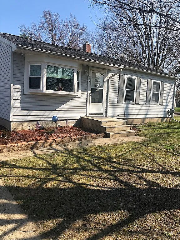 212 Cairns St photo 1