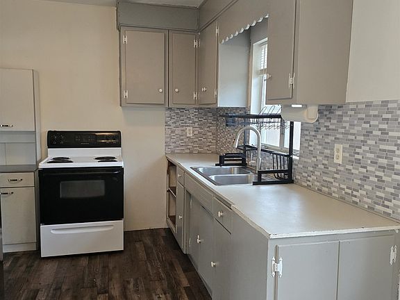 5th image of 309 W Oak St