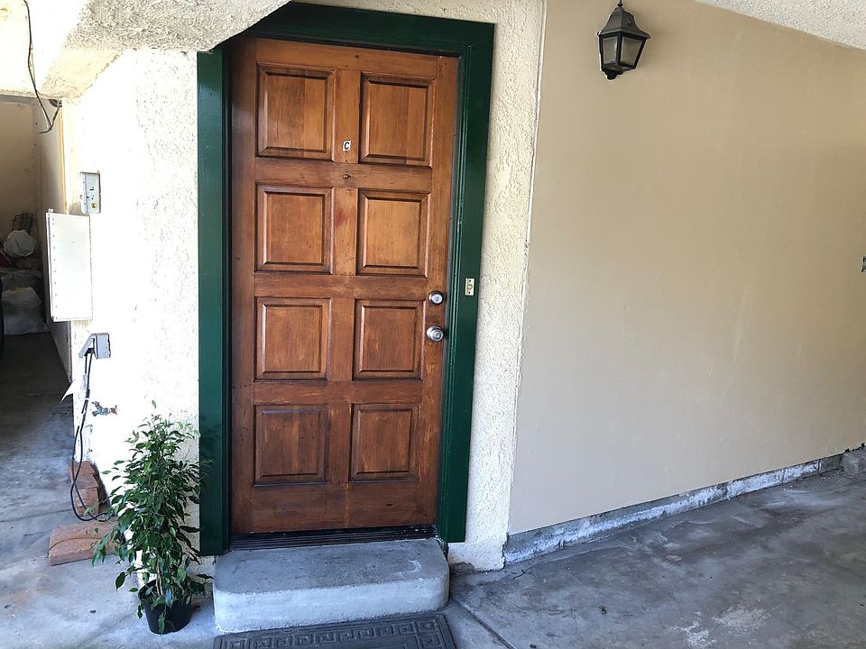 3308-C Montrose Ave. Front door area