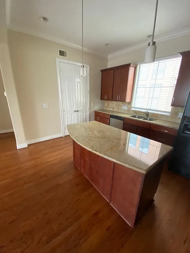 3 bed, 3.5 bath, 1717 sqft, $2,500 — Photo 4