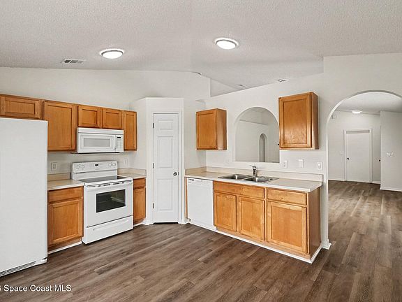 5th image of 2056 Redwood Cir NE