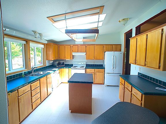 Kitchen with prep-island