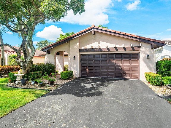 2nd image of 5565 Lakeview Mews Drive