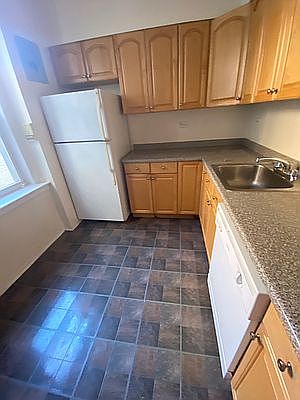 3rd image of 200 W 93rd St APT 1