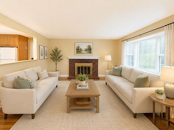 4th image of 29 Greenleaf Cir