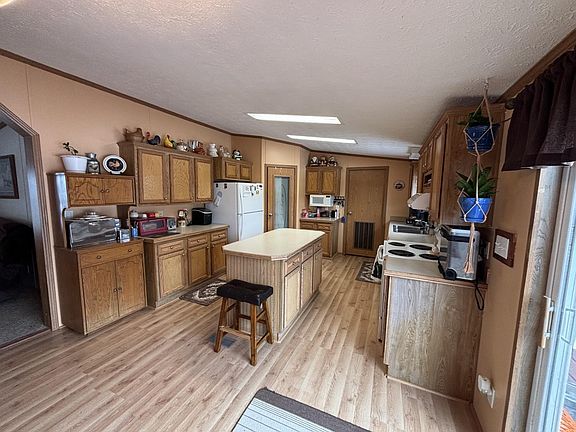 3rd image of 128 Lynn Rd