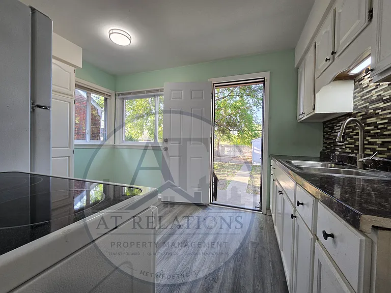 15663 Carlisle St — Photo 9