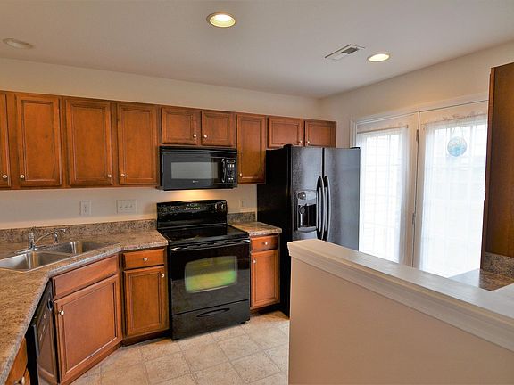 Big kitchen, new refrigerator, glass top stove